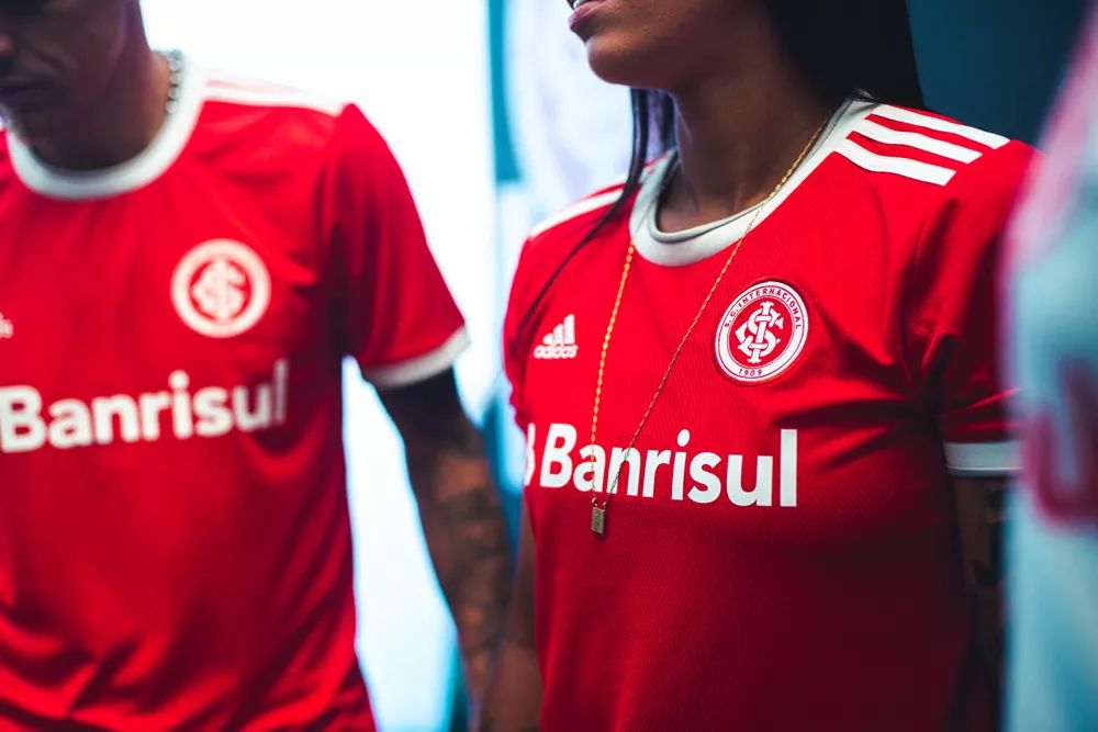 华体会hth体育- 利沃诺港口球队跨界合作，推出联名航海主题球衣  